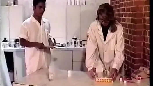 Şehvetli esmer ve büyük memeli erkek mutfak dolabında bir yarak emiyor