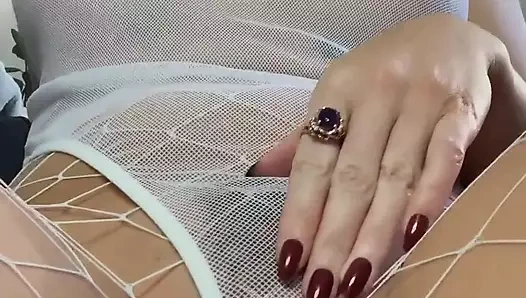 Güzel ıslak amcığımı göstermeyi seviyorum! Sert yarağını içine sokmayı ne kadar çok arzu ettiğini bilmek seni azdırıyor...