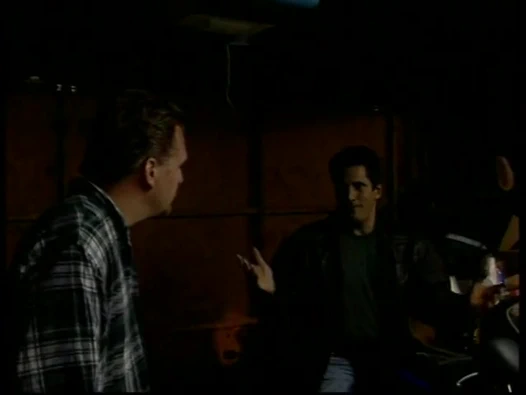 Azgın amca genç kızıl saçlı dükkanda amını okşuyor