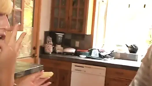 Yaşlı adam bu ateşli genç Chloe Chanel'in amından faydalanıyor