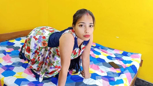 Hintli güzel büyük götlü genç kız domaltarak sert seks yapıyor, köylü genç kız sikişirken yüksek sesle inliyor