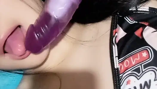 Hintli bakire mastürbasyon yapıyor ve götünü genişletiyor