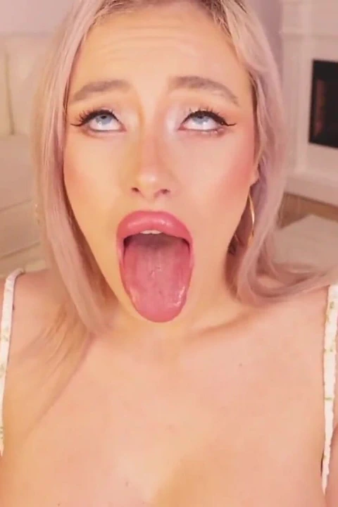 Benim edepsiz fetişim senin spermini yalatıyor