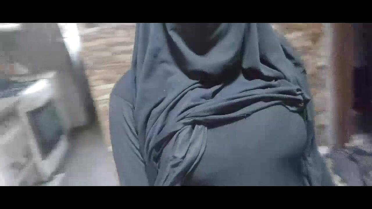 Arap ateşli amatör orta yaşlı seksi kadın tesettürlü peçeli elbiseyle büyük göğüslerini ve kremsi amcığını fışkırtıyor