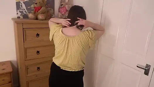 Evli kadın gömleğinin altında sütyensiz gidiyor