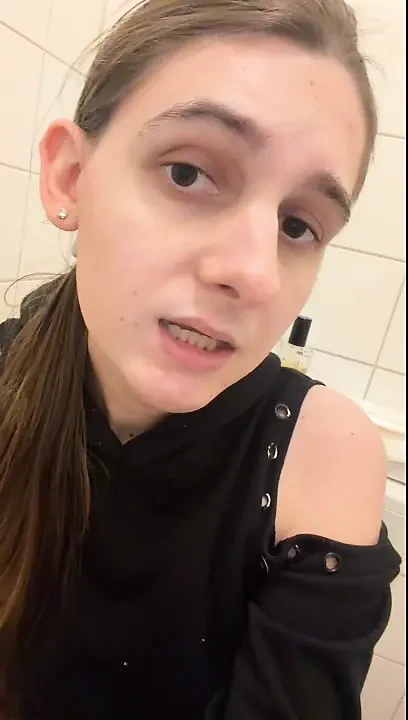 Kafese bağlı kadın kılıklı sürtük umumi tuvalette büyük dildoya biniyor jessie kadın kılıklı maceraları