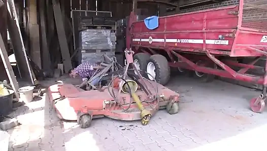 Orta yaşlı seksi kadın büyük yaraklı adamı baştan çıkarıyor ve ahırda sikişiyor