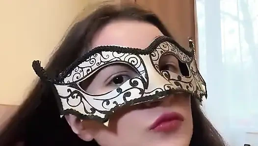 Rus Konuşkan Tatlı, Çoraplı Ve Topuklu Ayakkabılı, Striptiz Dansı Yapıyor