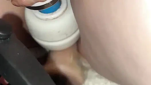 Lara bir makine tarafından sikiliyor