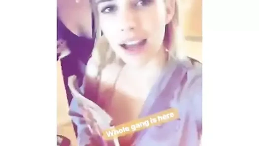 Otel lobisinde Emma roberts ve arkadaşları