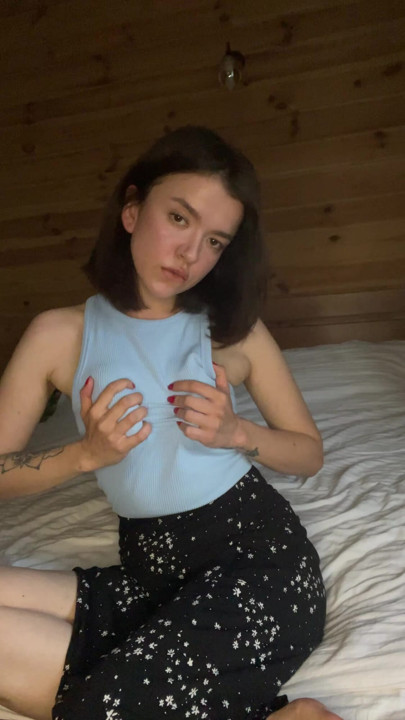 Bana daha fazla uslu durmamı mı yoksa yaramazlık yapmamı mı söylersin? 💋