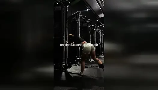 Klein 18-jarig maagdelijk gaatje neukte rauwe deadlift slip