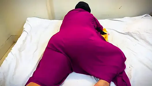Libanesisches heißes zimmermädchen ruht mein bett und ich sehe ihren dicken arsch mit puffy hintern & masturbation beginnen