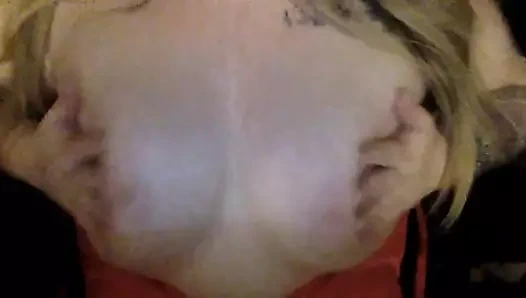 göğüslerimle oynuyorum