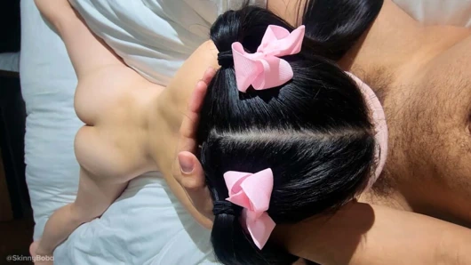 Seksi Asyalı kız 18 yaşında sahiplerinin yarağının her yerine sürtüyor