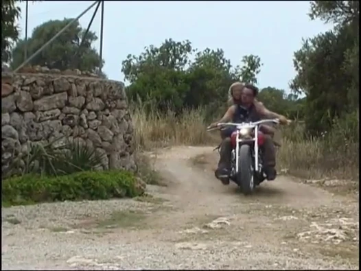 Bu sevimli genç sarışın yarak emici için büyük yarak