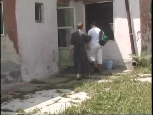 Bu yaşlı hatun hala deliklerini yarakla doldurmak için çok azgın