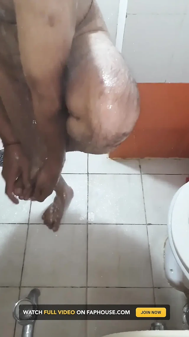 Seksi ladyboy banyo yapıyor