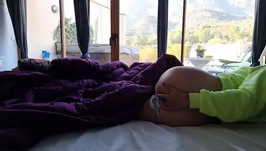 Seksi kız alır onu kedi ıslak tarafından Mastürbasyon ile parmaklar kadar orgazm