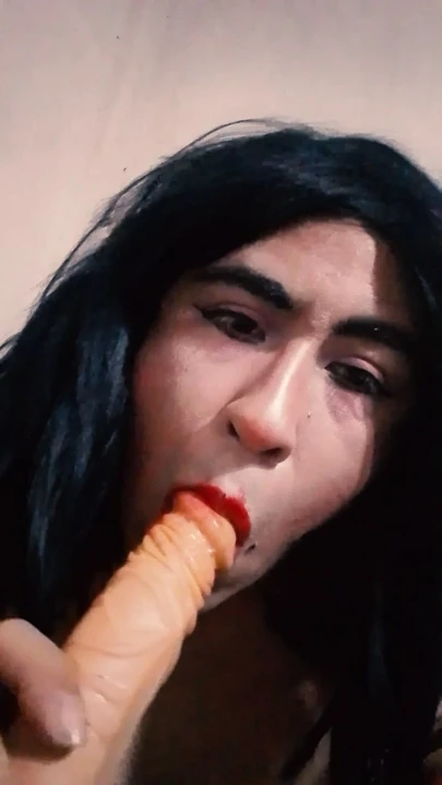 Trans bebek süper büyük ve kalın zengin bir dildoyu emiyor
