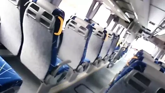 Otobüste sırılsıklam koltuğa spermle boşalıyorum