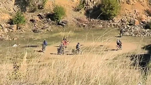 Masum tatlı genç kız kırsalda yaşlı bir avcı tarafından sikiliyor