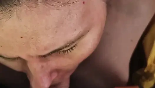 Gerçek Rus çiftin oral seksi, götüne boşalma ve oral seks yıkamadan sonra