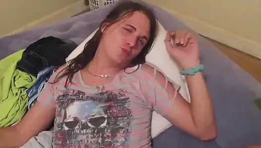 Seksi orta yaşlı seksi kadın ve ateşli kadın kılıklı sikişiyor ve klitorisini boşaltıyor