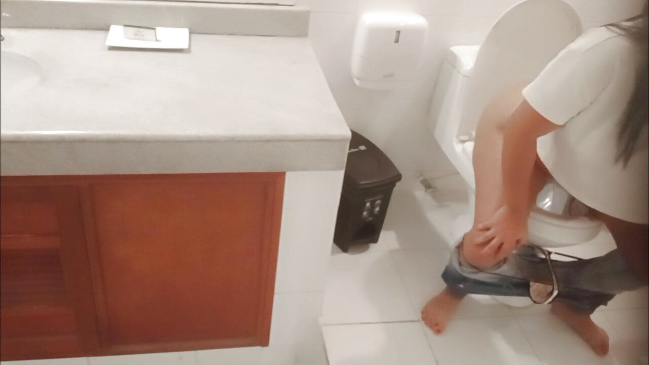 Kayınvalidem bir otel tuvaletinde kendini kaydediyor