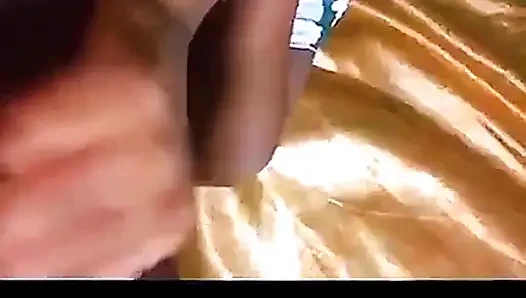 Chidinma mastürbasyon yapıyor ve ağzına boşalana kadar beni emiyor