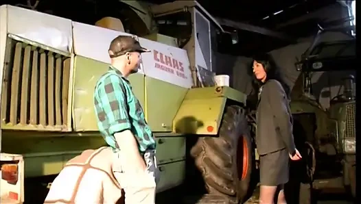 Seksi çoraplı şehrin ateşli bayanı bir çiftçi tarafından sikiliyor