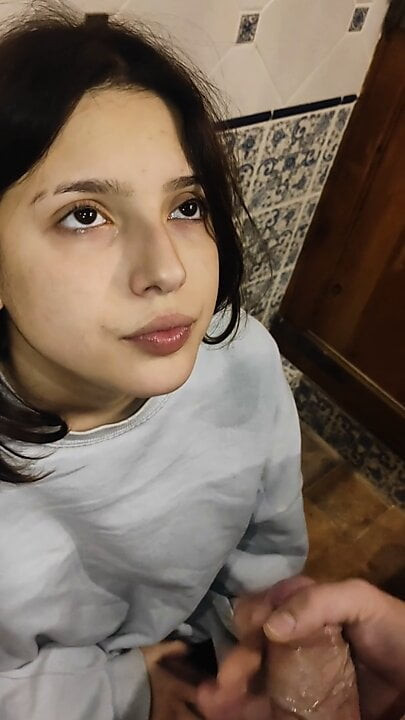 Genç komşumun sıkı kedi üzerinde derin boğaz ve işemek