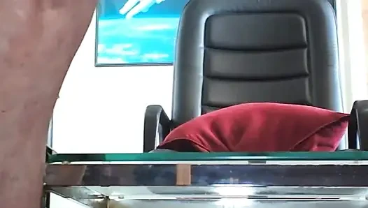 9 inç cam dildoyla oynuyor