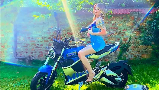 Motosikletli amcık ıslak azdırıyor ve orgazm oluyor