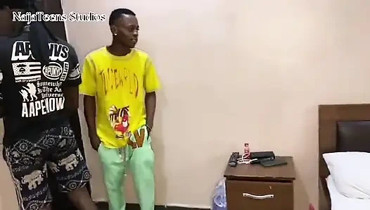 Nijeryalı arkadaşlarımla sert üçlü seks