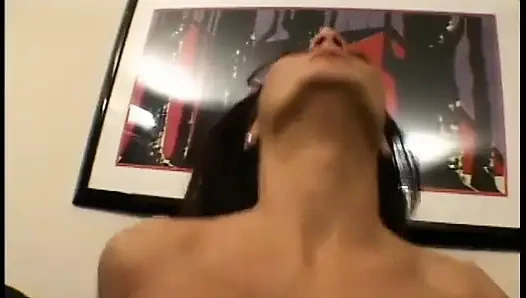 Сладкую маленькую щель Sandra Romain и яму в задницу разграбил белый ебарь на диване