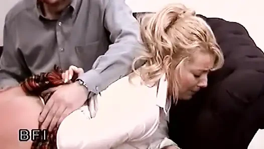 Şaplak sekreter 2 - sarışın üniformalı piliç sert kırbaçlanıyor