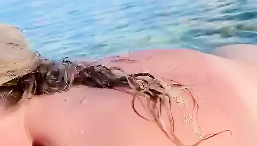 EMILY ROSE VE JAMES - EMILY JAMACIAN PLAJıNDA AÇıK HAVADA KAMERAYA YAKıN JAMES BÜYÜK ZENCI YARAĞıNı EMMEYI SEVIYOR