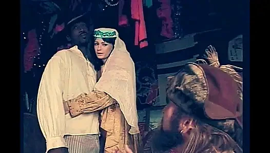 Orgazm için istekli genç esmer sürtük için büyük bir zenci yarağı