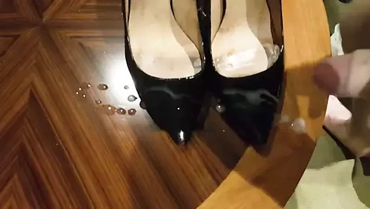 Karısının siyah topuklu ayakkabıları için büyük yük