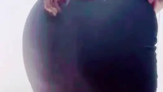 SEKRETER BÜYÜK GÖTLÜ MEKSIKALı ATEŞLI LATIN ORTA YAŞLı SEKSI KADıN OFISTE TÜM KıYAFETLERINI ÇıKARıYOR VE GÖTÜNÜ AÇıYOR