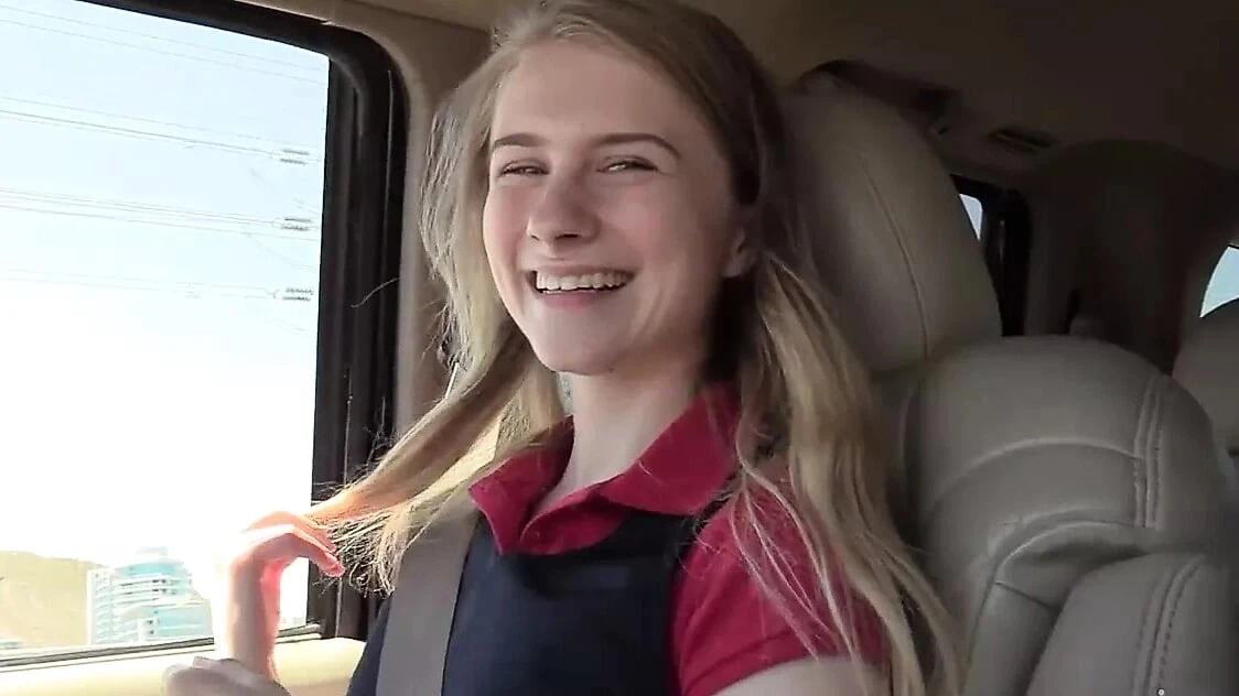 18yo प्यारी charlotte उसे तंग किशोरों की बिल्ली में एक मुर्गा लेता है!