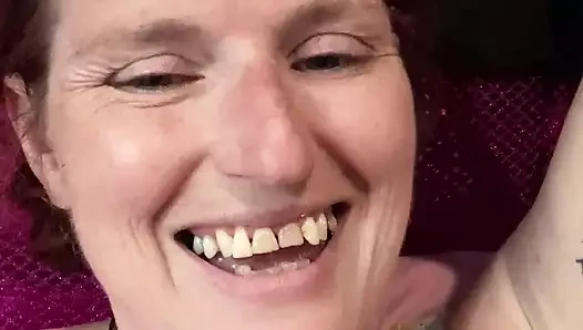 Anneyi gıdıklayarak, sallayarak ve harika gür amcığıyla sikerek mastürbasyon için ısıtıyor