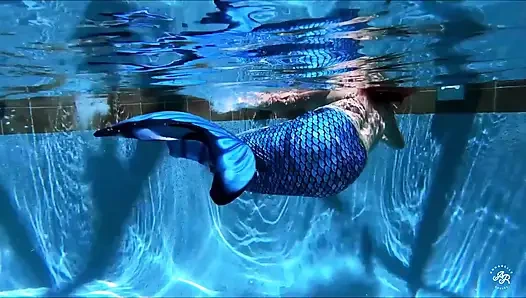 Deniz kızıyla yüzme