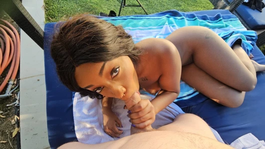 Lily Starfire büyük doğal memeli zenci tanrıça havuz başında sikişiyor