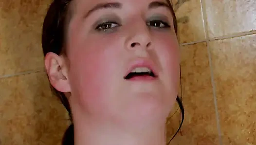 Sürtük kız duşta amıyla oynuyor