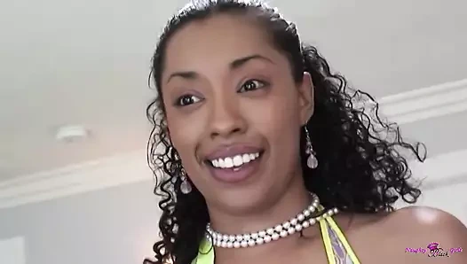 Karizmatik siyah tatlı kız ters kovboy kız pozisyonunda beyaz büyük yarağa binmek zorunda