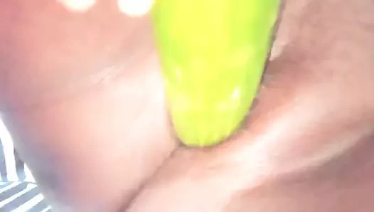 Hintli kadınlar salatalık ile sikişiyor