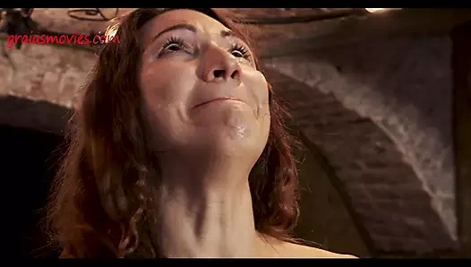 Kızıl saçlı porno yıldızı cezalandırılırken şok oluyor