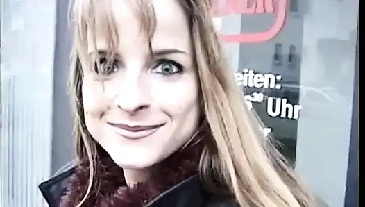 Dövmeli bebek oyuncu seçmelerinde amını parmaklıyor